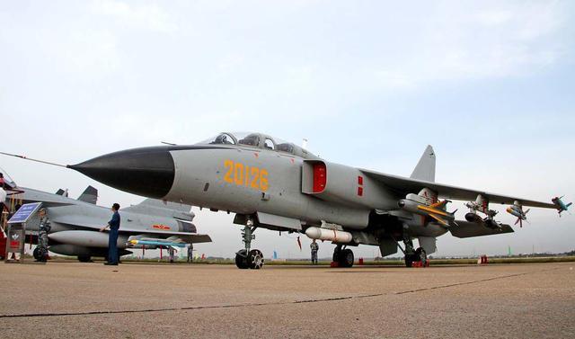 中国歼轰10战机的天空之旅与家的温馨体验