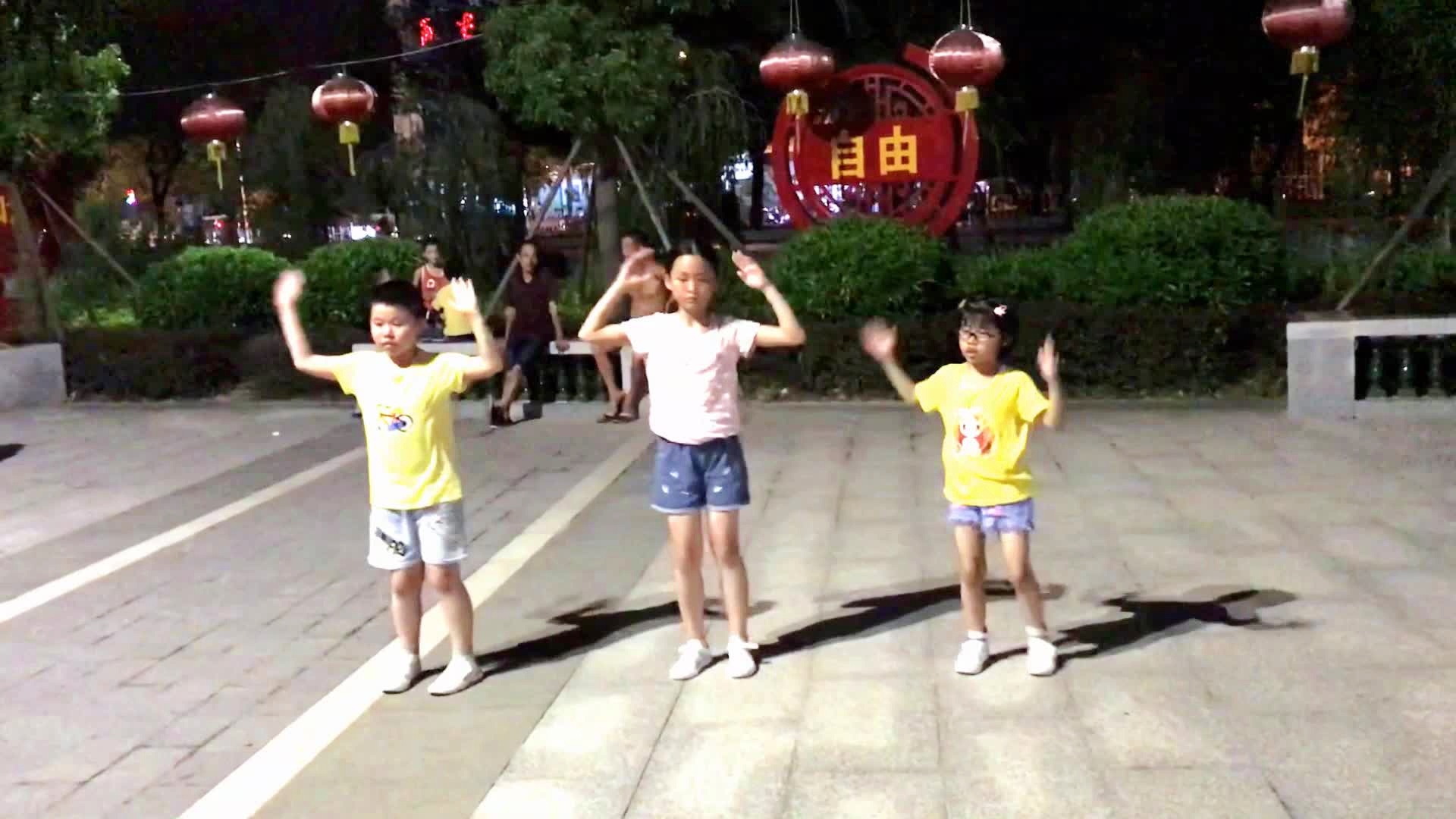 最新小孩广场舞视频，小巷深处的舞动乐园