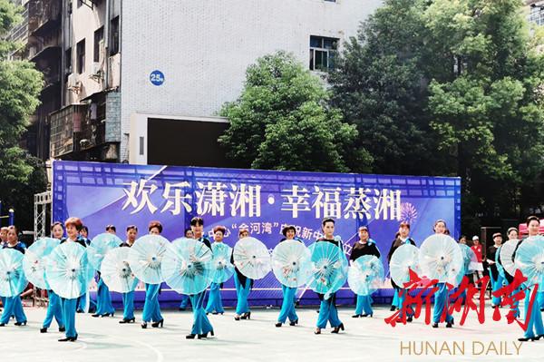 王梅广场舞新作,王梅广场舞新作,小巷深处的特色小店探秘