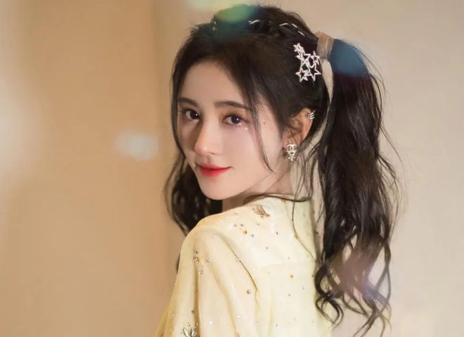 鞠婧祎最新图片亮相,公众视野下的明星形象探析